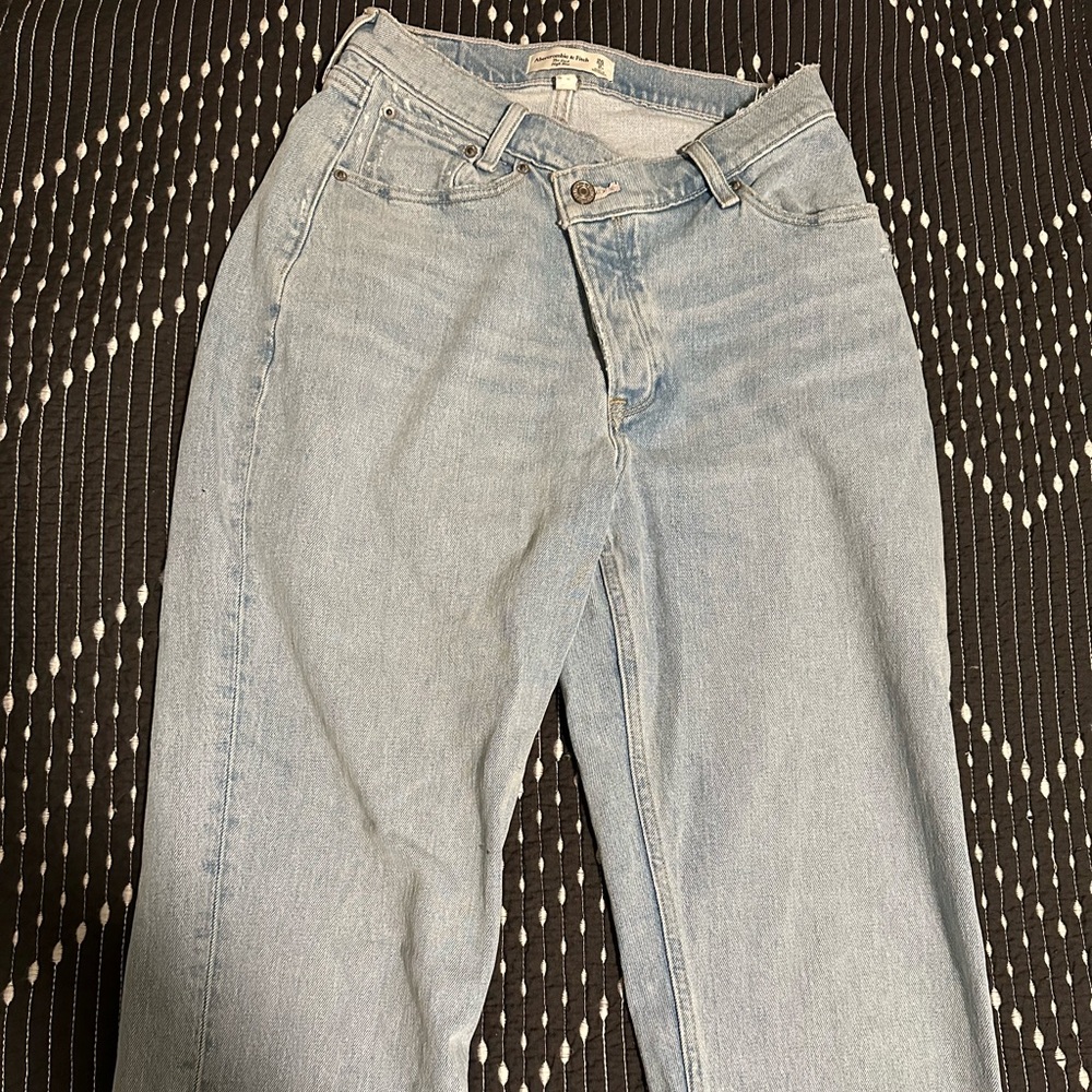Abercrombie Jeans size 26/2. The dad high rise